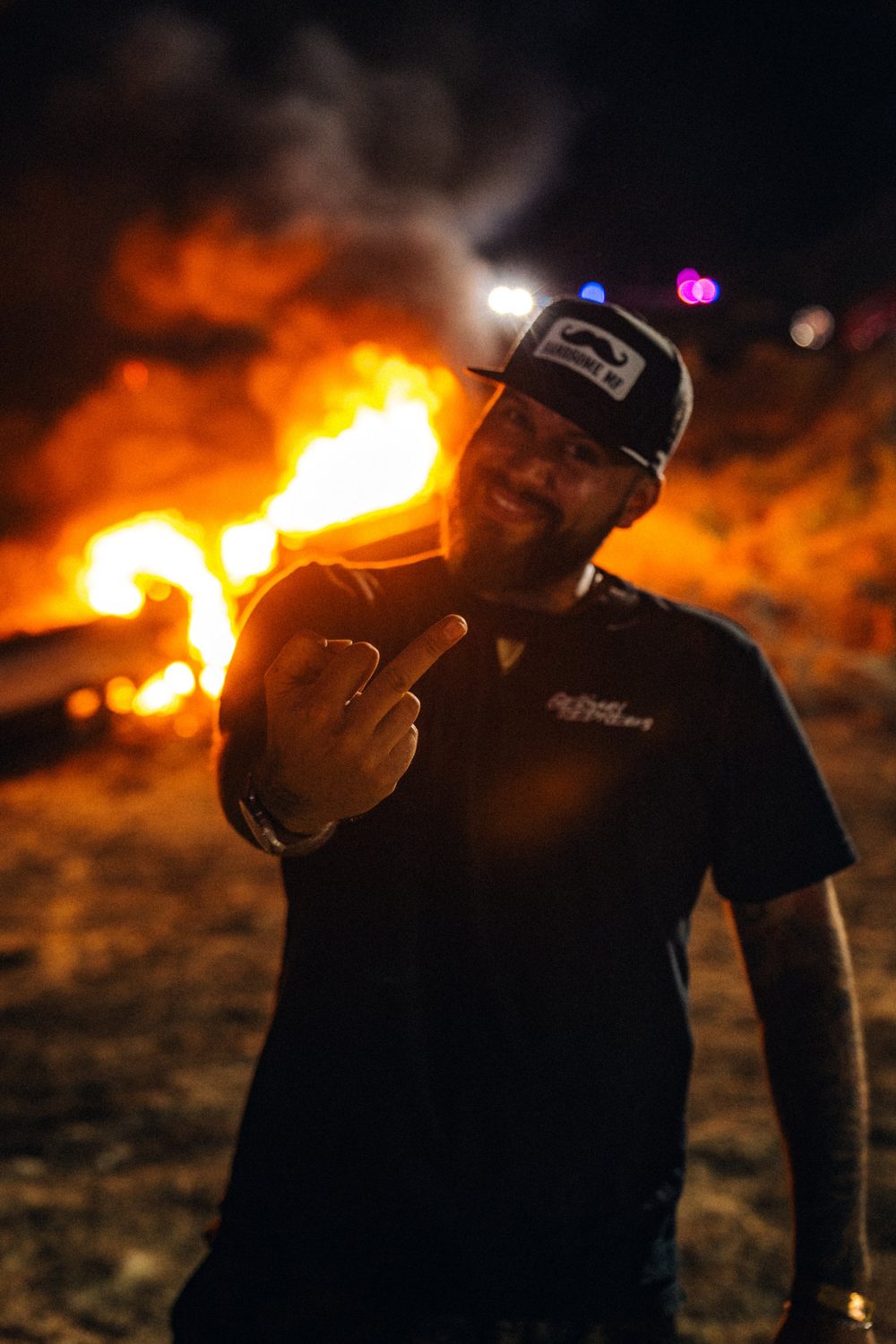 Any vor einem großen Feuer bei Nacht